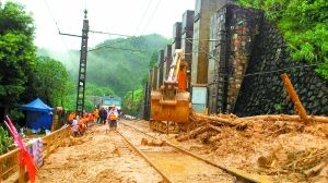 昨日，京广线粤北路段张滩至土岭区间，工作人员正在抢修。 新华社 发