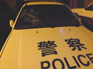 男子半夜疯狂砸车 警车也遭殃(图)