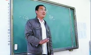 黑龙江乡村教师捡8年废品补贴300多贫困生