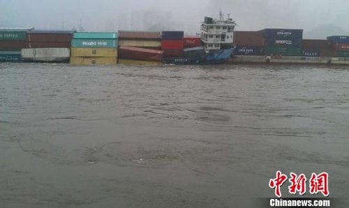 重庆寸滩码头3船碰撞船只搁浅集装箱落水（图）