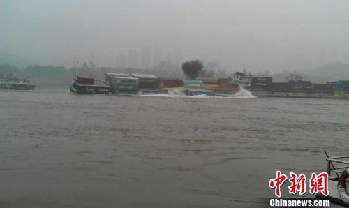 重庆寸滩码头3船碰撞 船只搁浅集装箱落水(图)