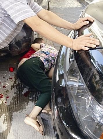 温州女司机驾车失控 老太护孩子被撞身亡(图)