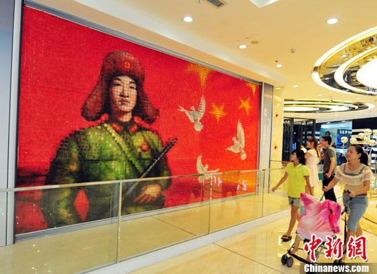  7月11日，在福州仓山一商业广场拍摄的巨型雷锋土司面包画。中新社发 王东明 摄