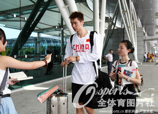 中国男篮队员孙悦给美女球迷签名