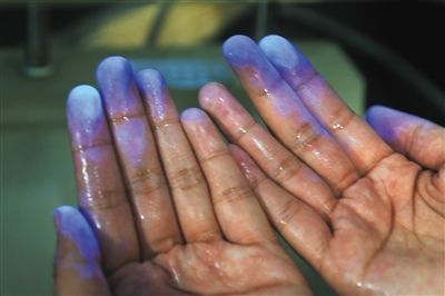 手指沾上荧光剂后，即使是用清水清洗也还有明显的荧光蓝。